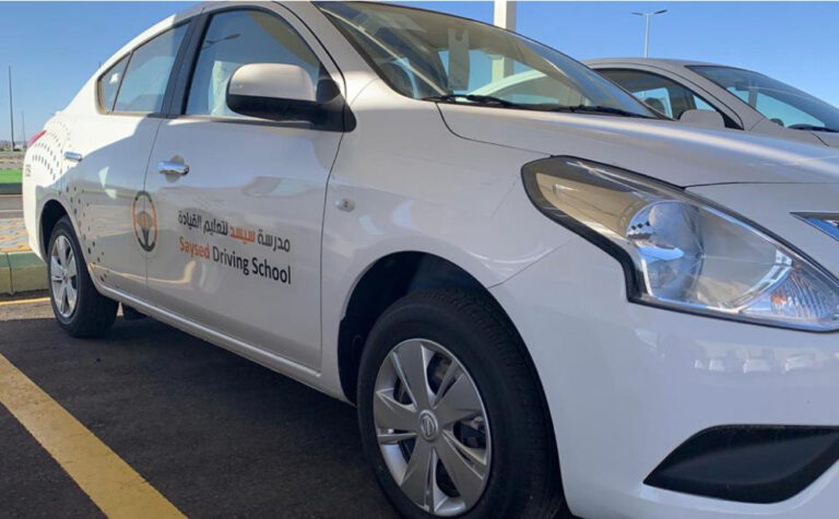 رسوم تعليم القيادة للنساء