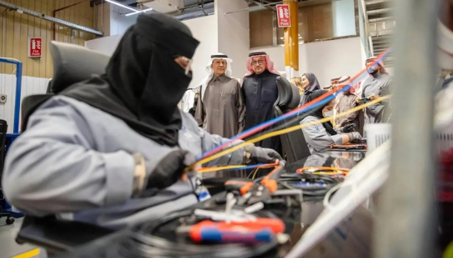 الأمير عبد العزيز بن سلمان خلال زيارته أحد المصانع الوطنية في العاصمة الرياض (واس)